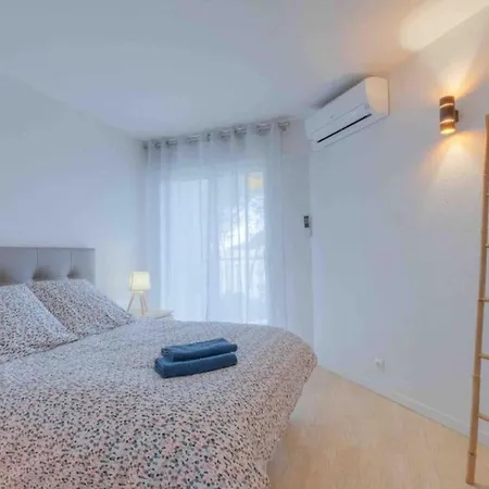 Spacious With Pool Near The Sea Apartment *